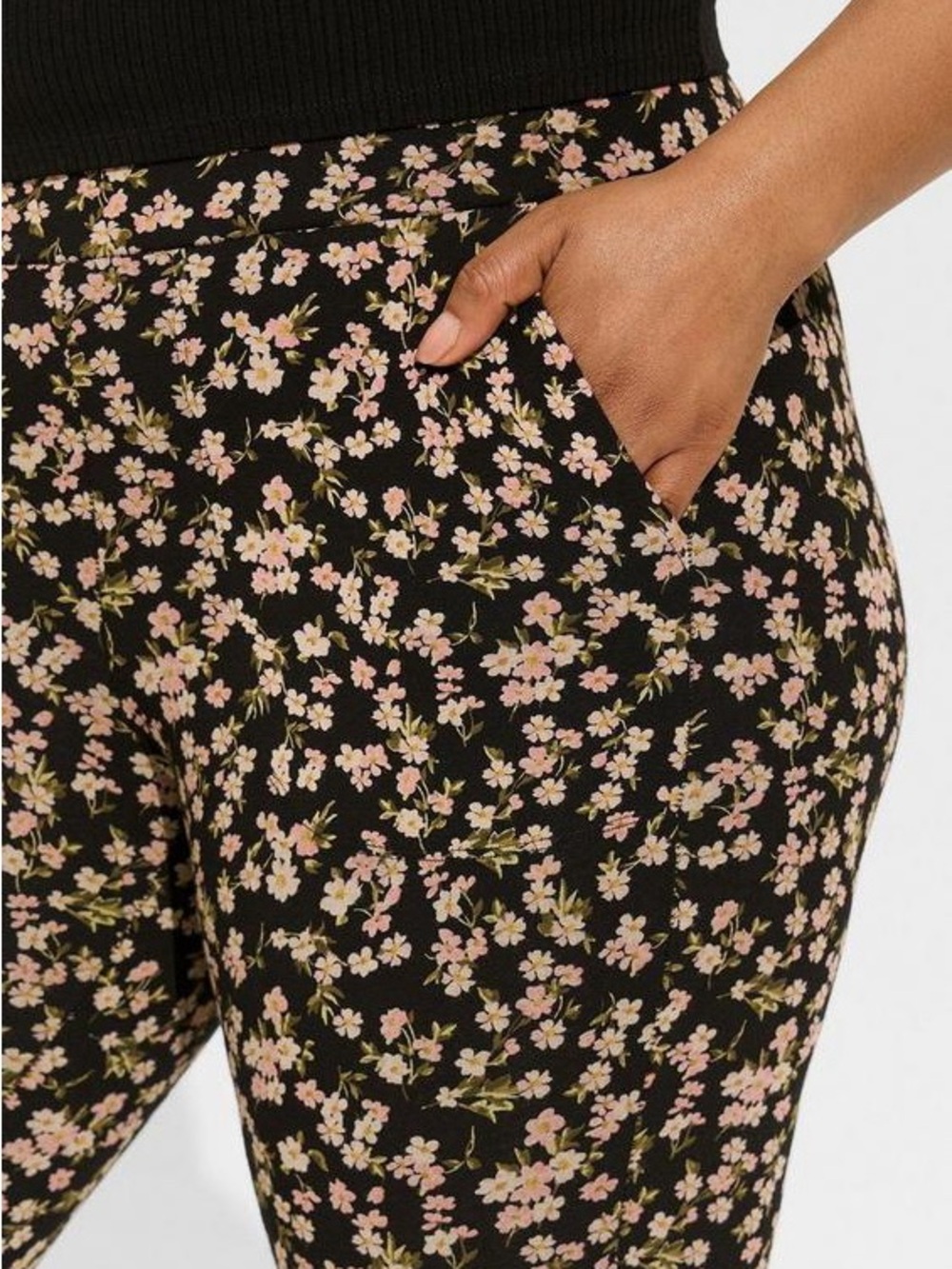 Torrid Full-Length Pocket Legging in Ava Ditsy Floral Deep Black Plus Size 1X
